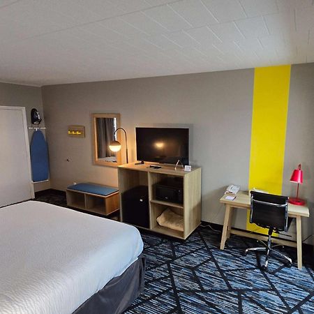 Super 8 By Wyndham Traverse City Exterior foto