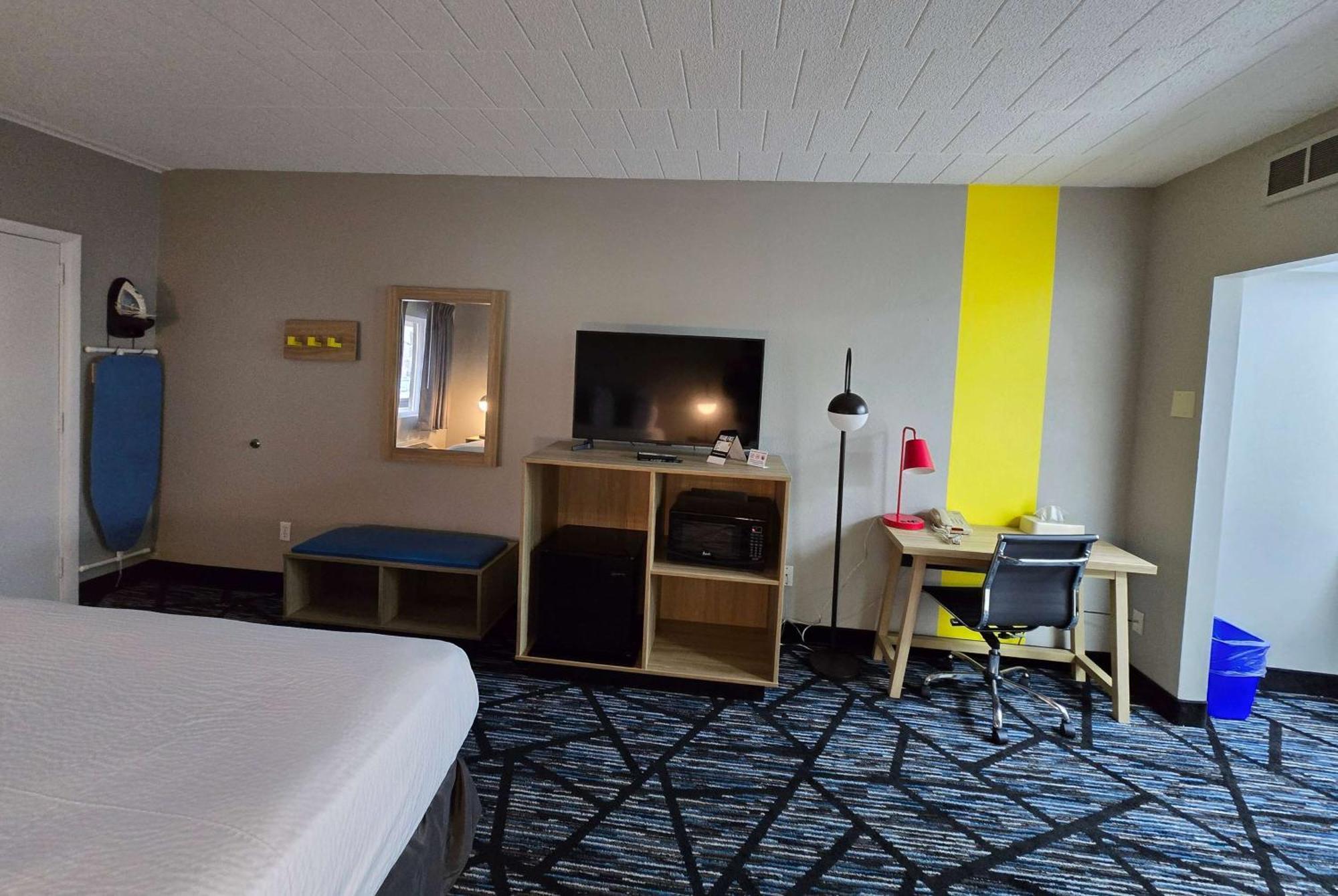 Super 8 By Wyndham Traverse City Exterior foto