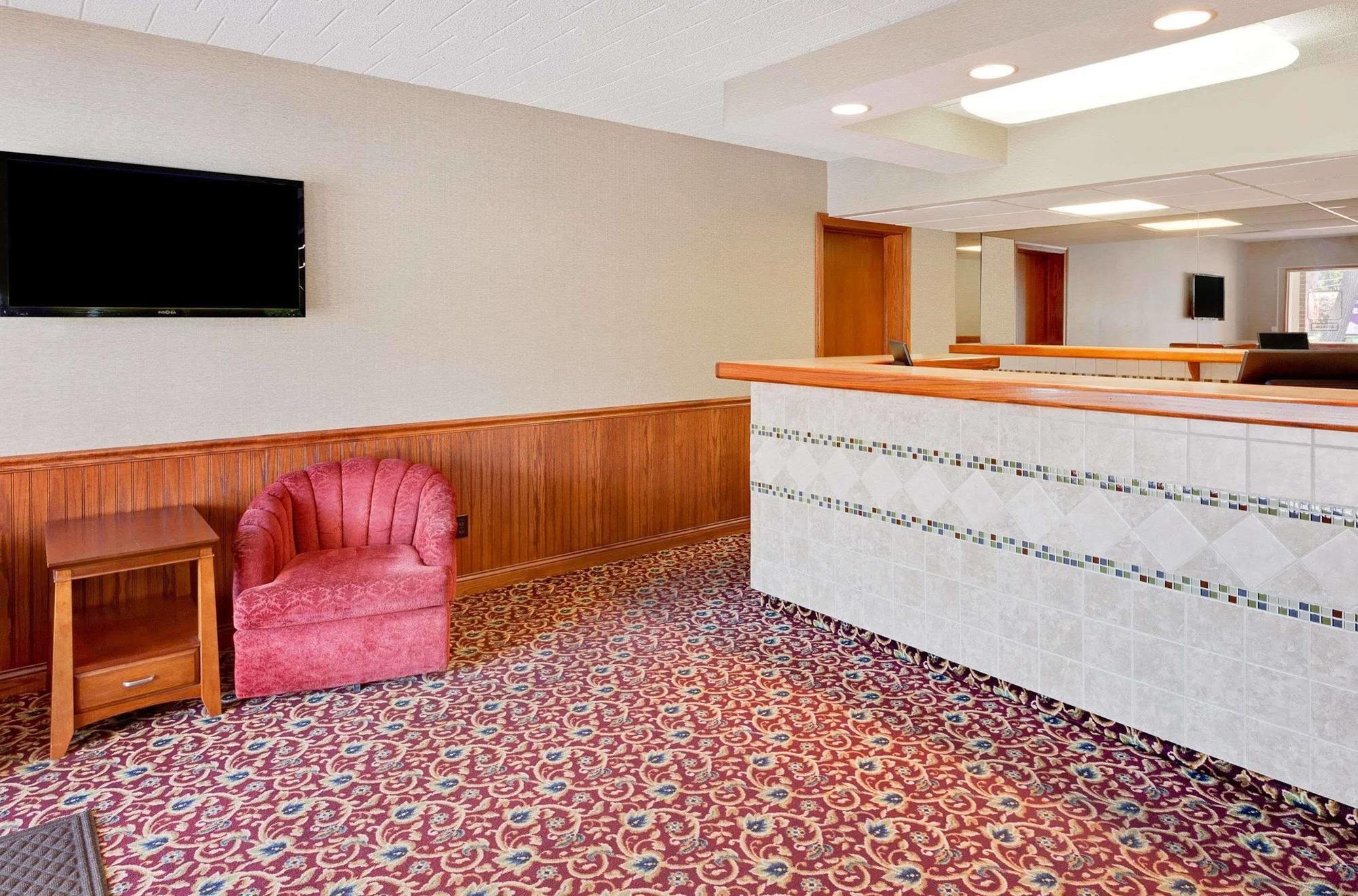 Super 8 By Wyndham Traverse City Exterior foto